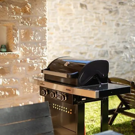 Rustic Banko With Grill In Tinjan *