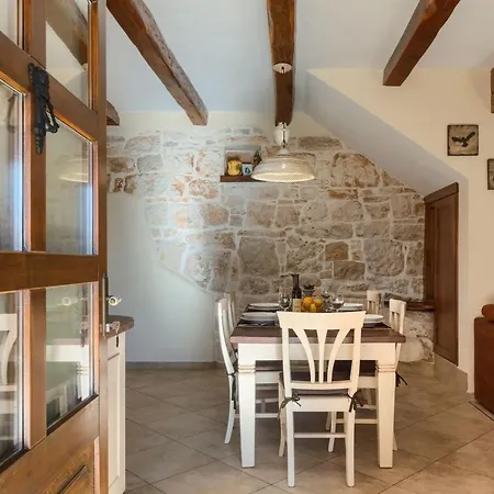 Rustic Banko With Grill In Tinjan Rajki