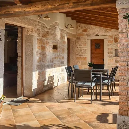Rustic Banko With Grill In Tinjan Rajki