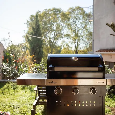 Rustic Banko With Grill In Tinjan