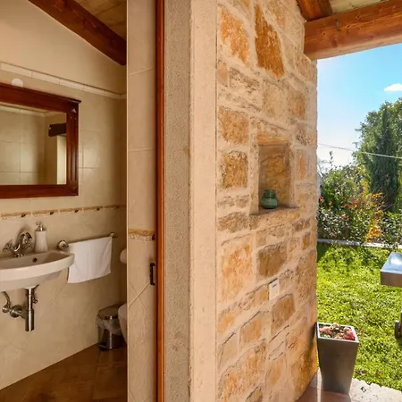 Rustic Banko With Grill In Tinjan Rajki