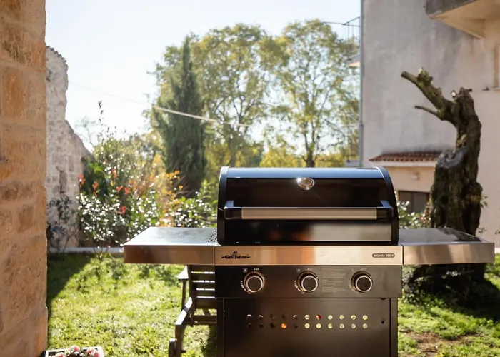 Rustic Banko With Grill In Tinjan