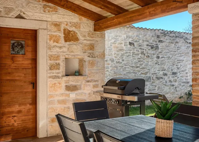 Willa Rustic Banko With Grill In Tinjan Rajki