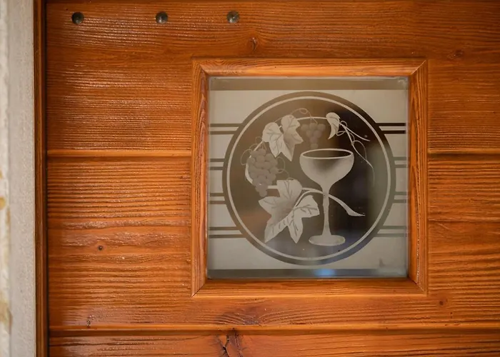 Rustic Banko With Grill In Tinjan Willa