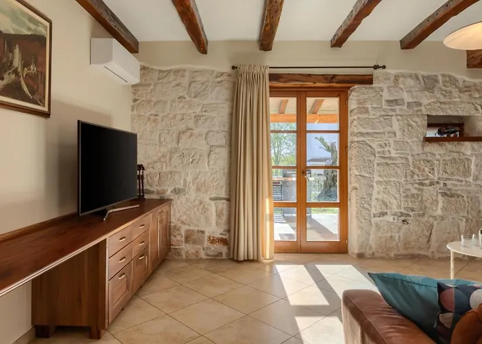 Rustic Banko With Grill In Tinjan Willa *