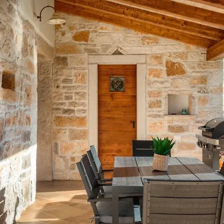 Rustic Banko With Grill In Tinjan * Rajki