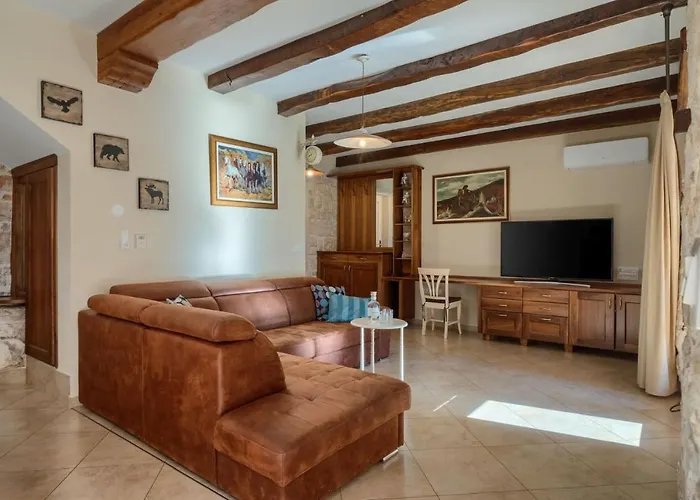 Rustic Banko With Grill In Tinjan Villa *