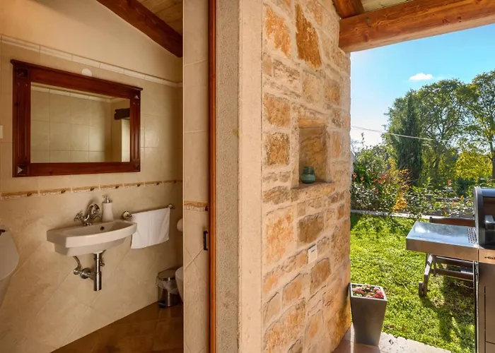 Rustic Banko With Grill In Tinjan Rajki