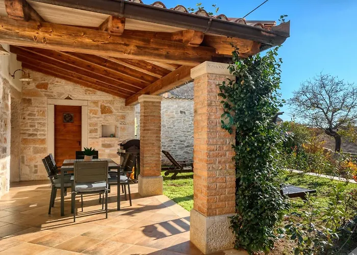 Rustic Banko With Grill In Tinjan