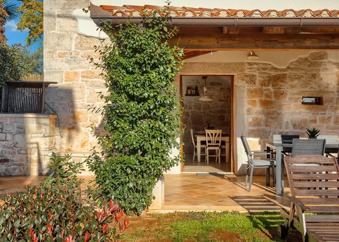 Rustic Banko With Grill In Tinjan