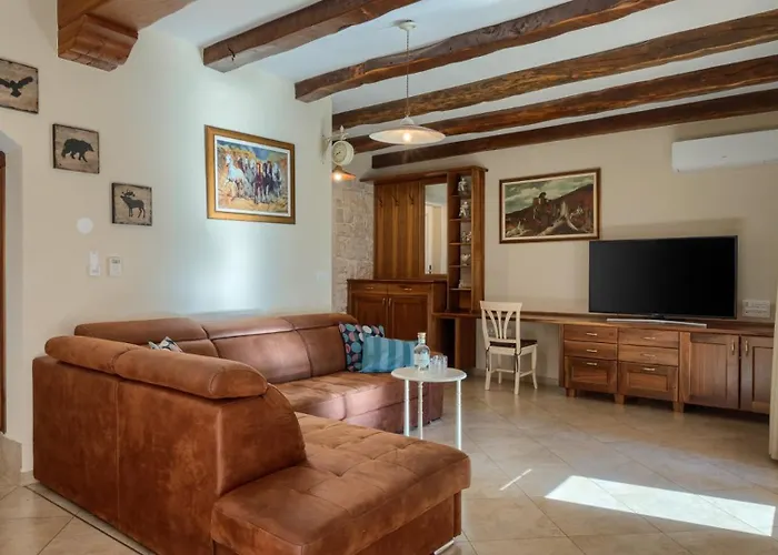 Villa Rustic Banko With Grill In Tinjan