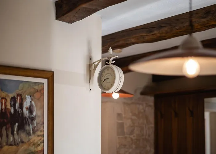 Rustic Banko With Grill In Tinjan Rajki